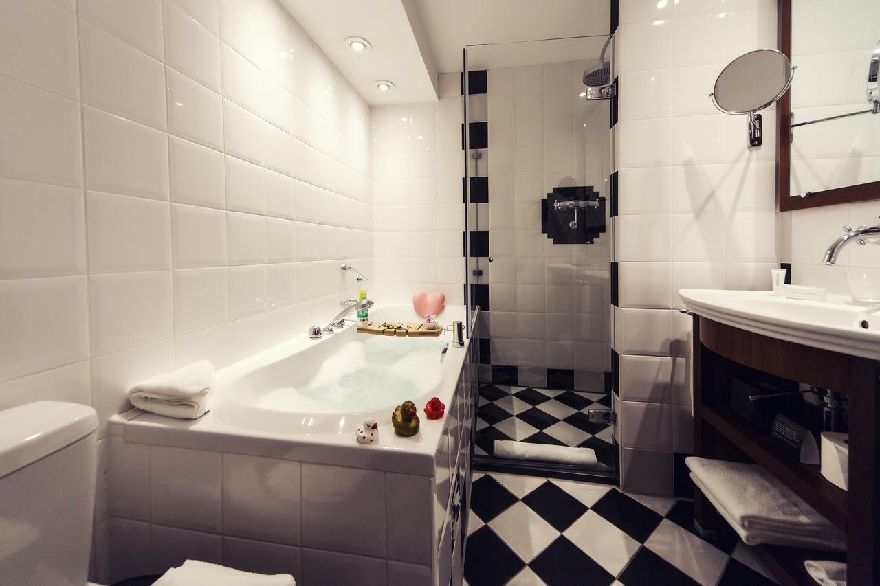 Master-Suite mit Kanalblick